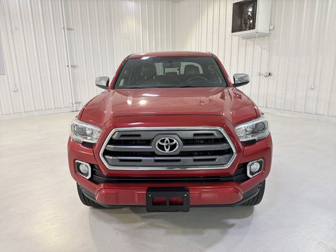 Used 2016 Toyota Tacoma Limited w/ Towing Package image 8