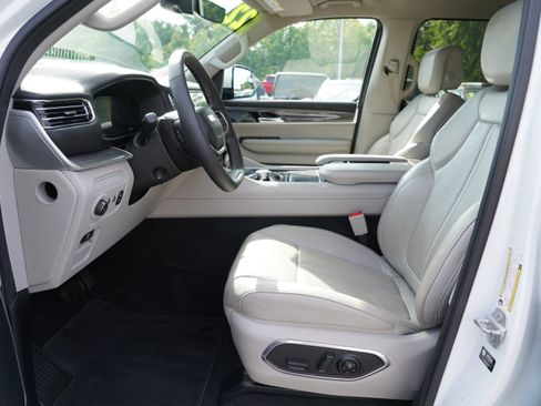 Used 2022 Jeep Wagoneer Series II AWD/4WD image 4