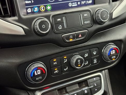 Used 2024 GMC Terrain SLT image 19