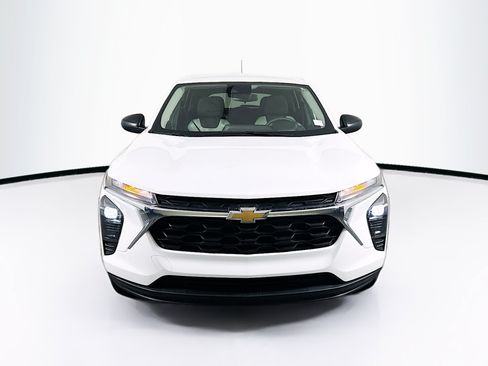 Used 2025 Chevrolet Trax LS FWD image 2