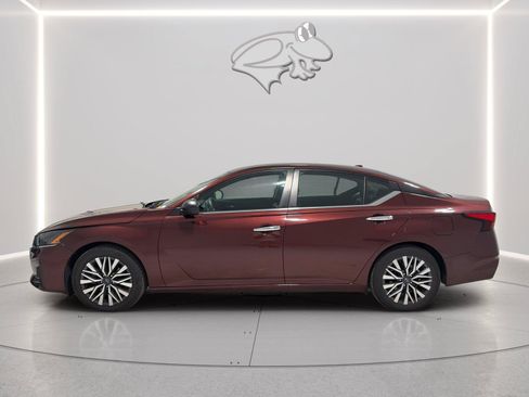 Used 2024 Nissan Altima 2.5 SV FWD image 2