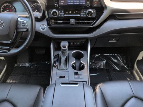 Used 2021 Toyota Highlander XLE FWD image 19