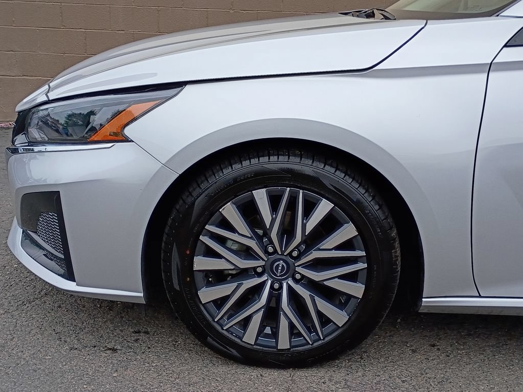 Used 2025 Nissan Altima 2.5 SV FWD image 10