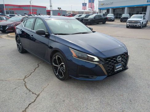 Used 2024 Nissan Altima 2.5 SR image 2