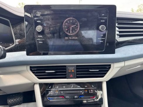 Used 2025 Volkswagen Jetta SE FWD image 10