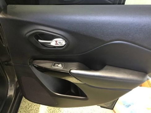 Used 2019 Jeep Cherokee Latitude Plus AWD/4WD image 46