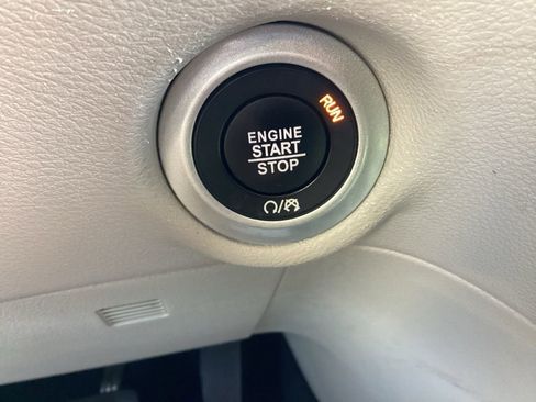 Used 2024 Chrysler Pacifica Touring-L FWD image 29
