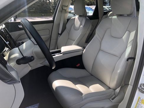 Used 2023 Volvo XC60 T8 Plus image 32