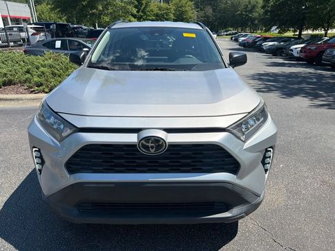 Used 2019 Toyota RAV4 LE FWD image 3