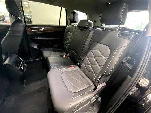 Used 2025 Volkswagen Atlas SE AWD/4WD image 15