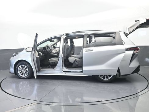 Used 2024 Toyota Sienna XLE FWD image 75