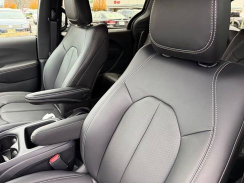 New 2026 Chrysler Pacifica Select image 27