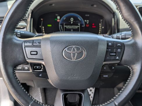 Used 2025 Toyota Camry SE FWD image 18