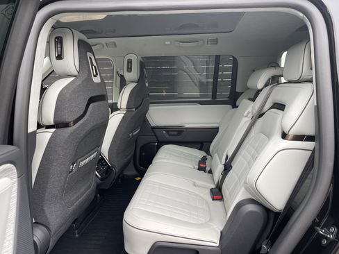 Used 2025 Rivian R1S Premium image 18