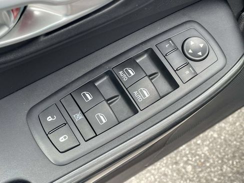 Used 2016 Jeep Cherokee Limited FWD image 17