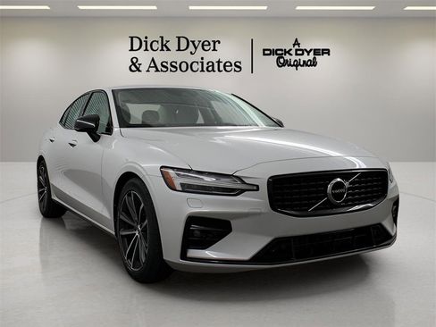 Certified 2022 Volvo S60 B5 Momentum w/ Premium Package image 9