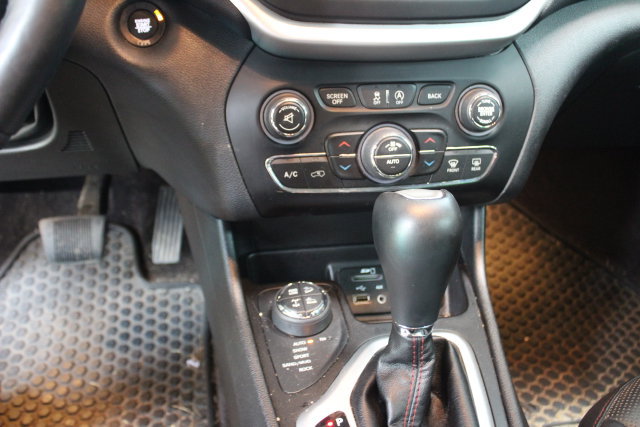 Used 2017 Jeep Cherokee Trailhawk AWD/4WD image 20