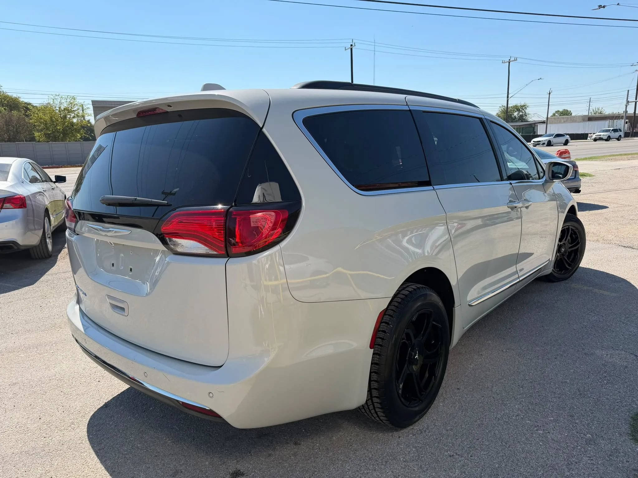Used 2017 Chrysler Pacifica Touring-L FWD image 3