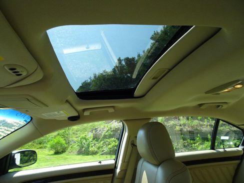 Used 2018 Ford Taurus Limited image 17