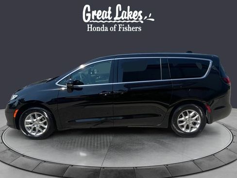 Used 2025 Chrysler Pacifica Select FWD image 2