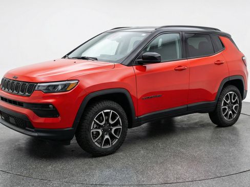Used 2025 Jeep Compass Trailhawk AWD/4WD image 3