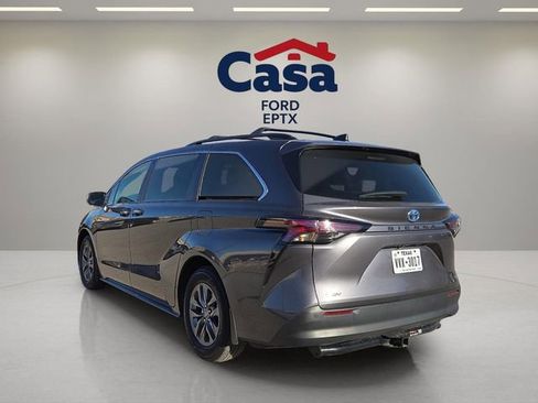 Used 2025 Toyota Sienna XLE image 4