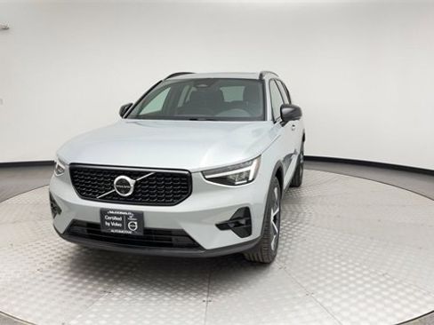 Certified 2025 Volvo XC40 B5 Plus image 7
