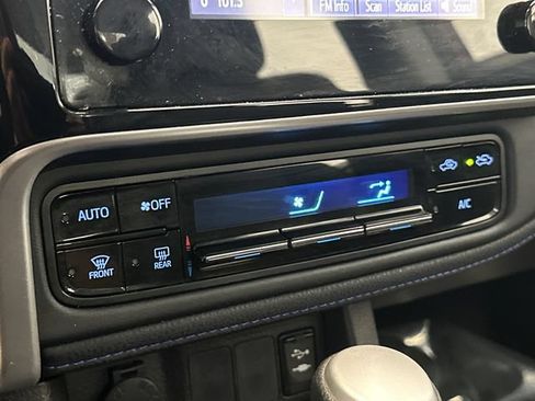 Used 2017 Toyota Corolla SE w/ Carpet Mat Package (TMS) FWD image 15