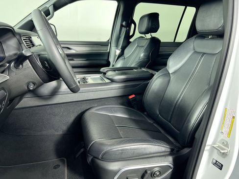 Used 2024 Jeep Wagoneer L Series II w/ Flexible Seating Group image 12