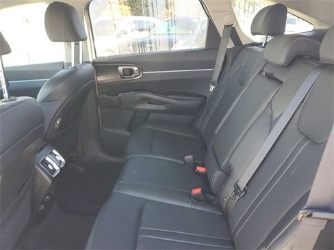 Used 2023 Kia Sorento S image 7