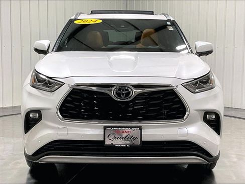 Used 2024 Toyota Highlander Platinum AWD/4WD image 2