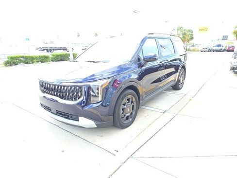 Used 2025 Kia Carnival EX image 8