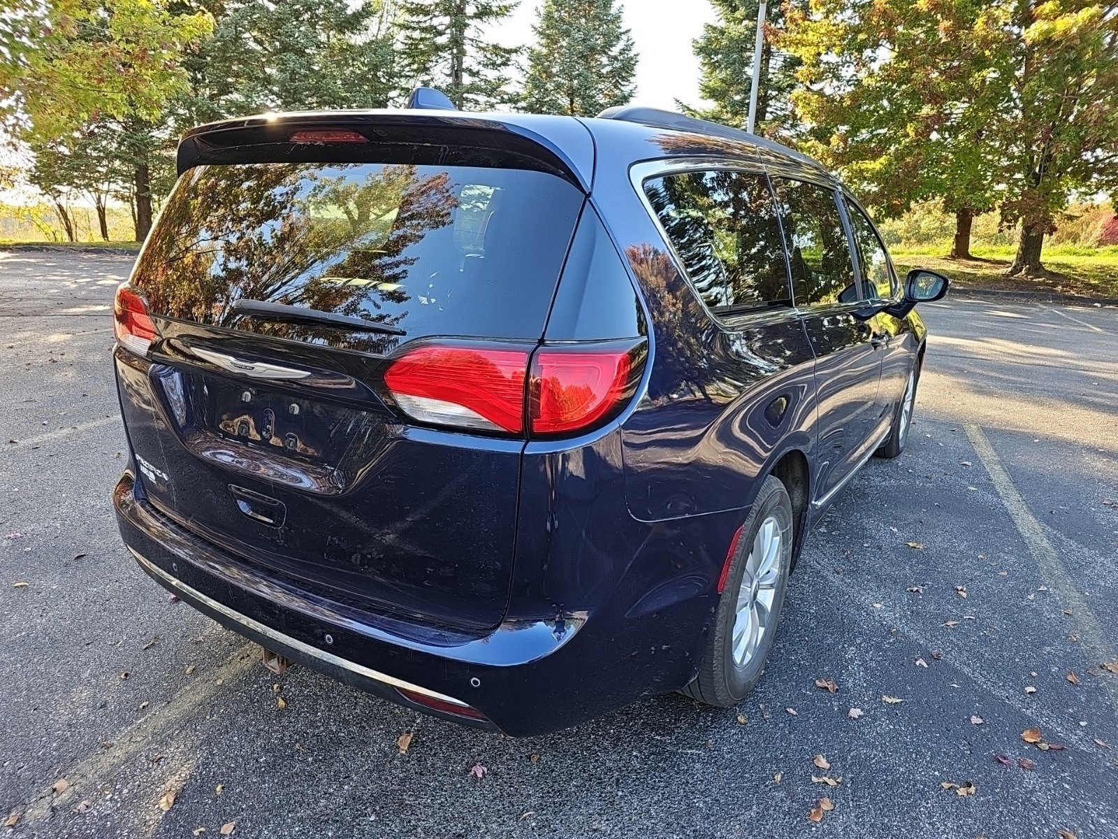 Used 2017 Chrysler Pacifica Touring-L FWD image 6