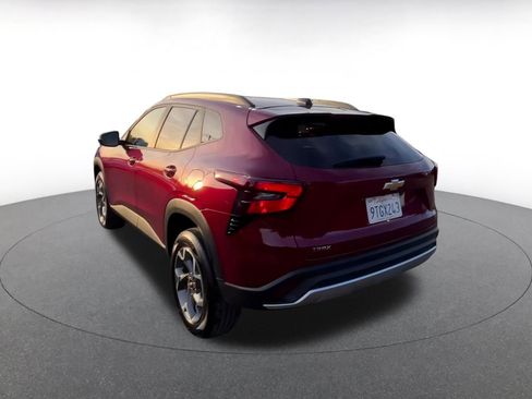 Used 2025 Chevrolet Trax LT w/ LT Convenience Package image 11