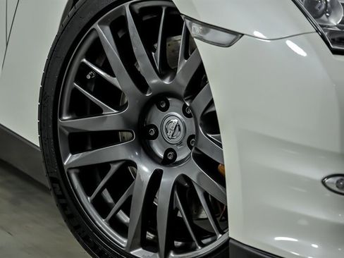 Used 2016 Nissan GT-R Premium AWD/4WD image 4