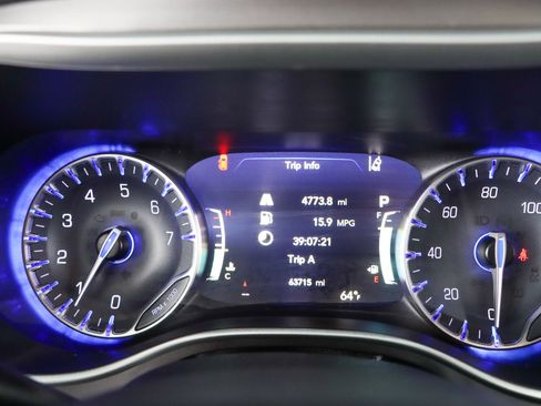 Used 2023 Chrysler Pacifica Touring-L FWD image 15