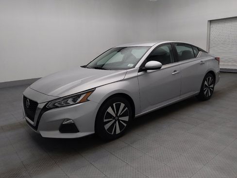 Used 2022 Nissan Altima 2.5 SV image 2