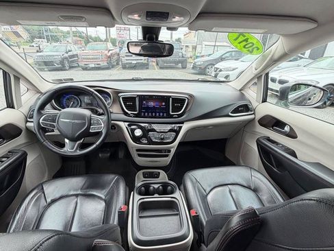 Used 2017 Chrysler Pacifica Touring-L FWD image 22