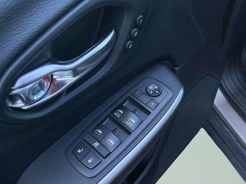 Used 2019 Jeep Cherokee Limited image 41