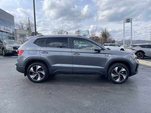 Certified 2024 Volkswagen Taos SE image 4