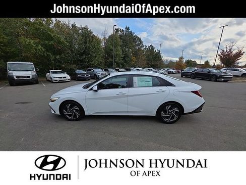 Used 2025 Hyundai Elantra Limited FWD image 19