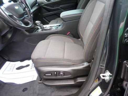 Used 2021 Chevrolet Traverse LT image 32