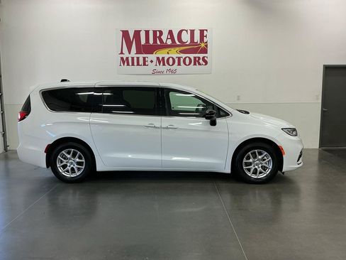 Used 2025 Chrysler Pacifica Select FWD image 6