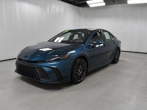 Used 2025 Toyota Camry Hybrid image 2