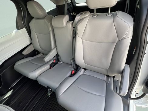 Used 2025 Toyota Sienna XLE FWD image 10