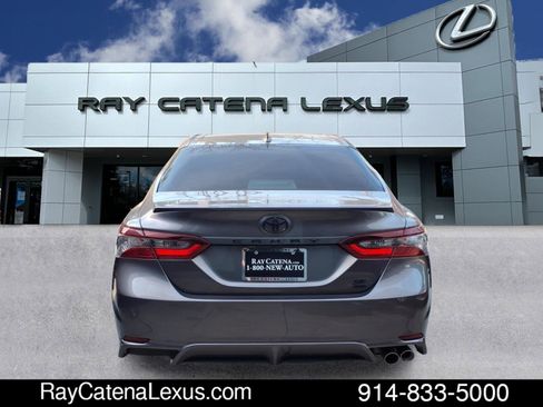 Used 2022 Toyota Camry SE image 5