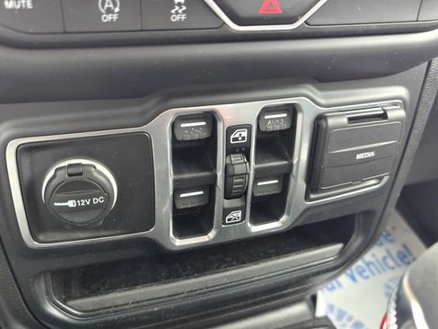 Used 2019 Jeep Wrangler Unlimited Sahara image 32