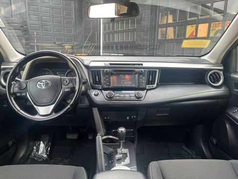 Used 2018 Toyota RAV4 XLE AWD/4WD image 18