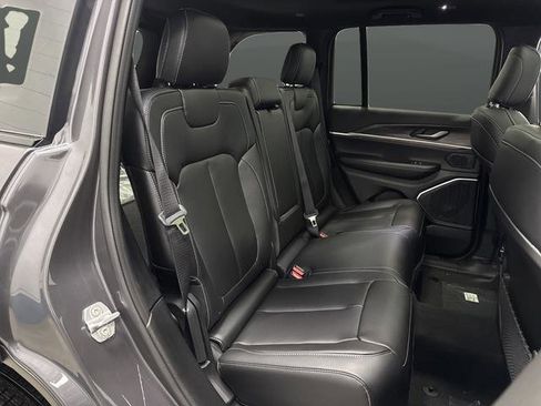 New 2025 Jeep Grand Cherokee Limited w/ Black Appearance Package image 32