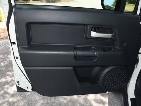 Used 2013 Toyota FJ Cruiser 4WD w/ Convenience Pkg image 10